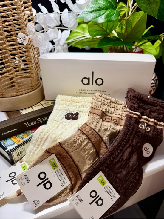 ALO Yoga Accessories - ALO Yoga Cable Crew Socks in Cream, Tan & Brown
